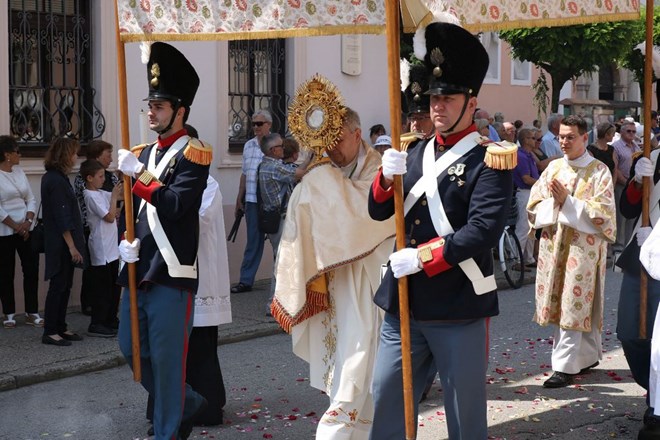 Varaždinski biskup Josip Mrzljak predvodio slavlje svetkovine Tijelova i procesiju ulicama Varaždina